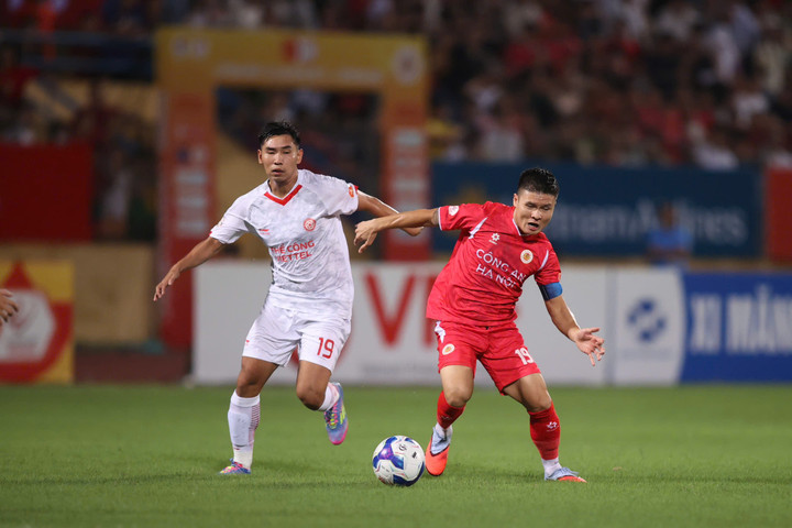 CAHN đẩy cao đội hình tấn công tìm bàn gỡ.