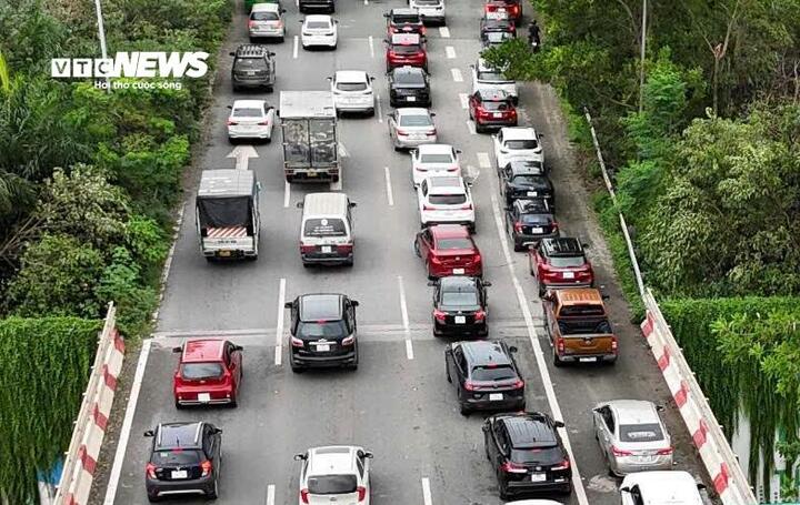 Trên Đại lộ thăng Long, các tài xế xe tải thường xuyên đi vào làn 1, làn 2 dù chạy tốc độ chậm, gây ùn tắc giao thông. (Ảnh: Trà Khánh)