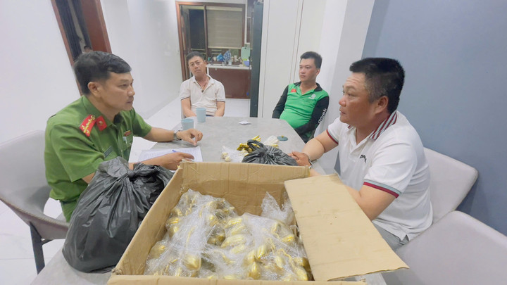 Công an TP Huế đang lấy lời khai của nhóm người lừa đảo. (Ảnh: Hồng Nhung)