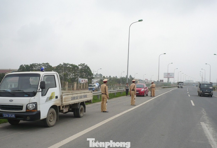 CSGT Đội 11, Phòng CSGT Hà Nội tuần tra, xử lý xe vi phạm trên đại lộ Thăng Long.