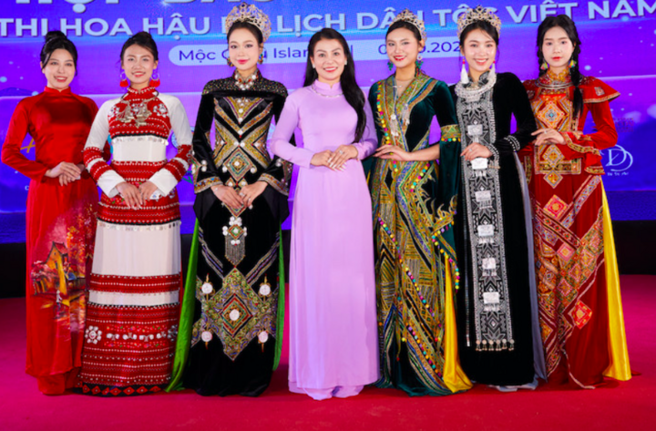 Các người đẹp tại họp báo.