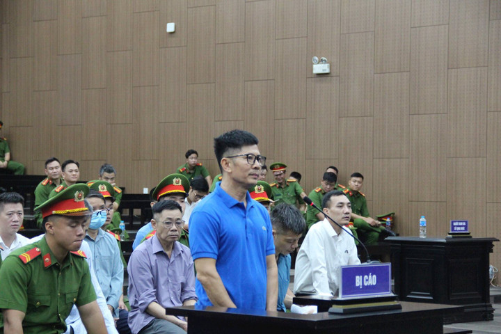 Bị cáo Nguyễn Duy Hưng, Chủ tịch Tập đoàn Thuận An khai tại toà.