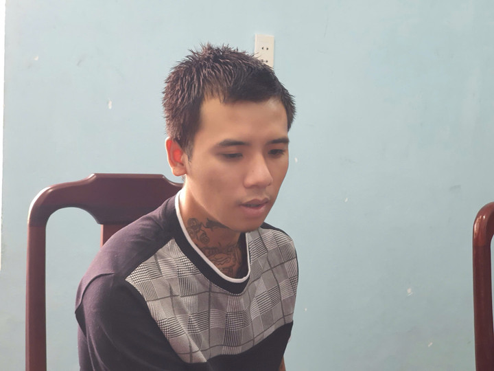 Nguyễn Hoàng Huy bị bắt đưa về trụ sở Công an để lấy lời khai. (Ảnh: Hồng Nhung)