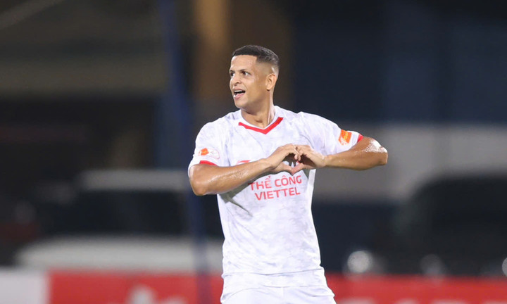 Lucao ghi bàn mở tỷ số cho Thể Công Viettel.