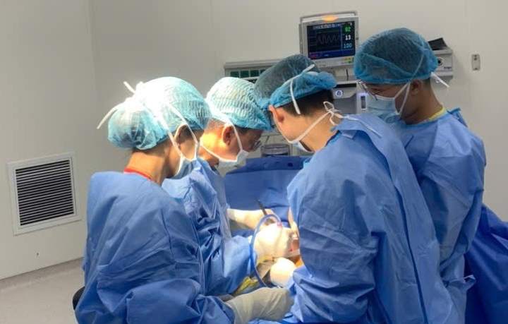 Lấy sỏi mật cho người đàn ông có tim bên phải, phủ tạng đảo ngược