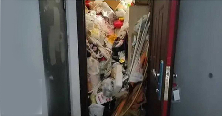 Hễ mở cửa căn nhà là rác trào ra, đổ xuống như thác. (Ảnh: Newsroom)