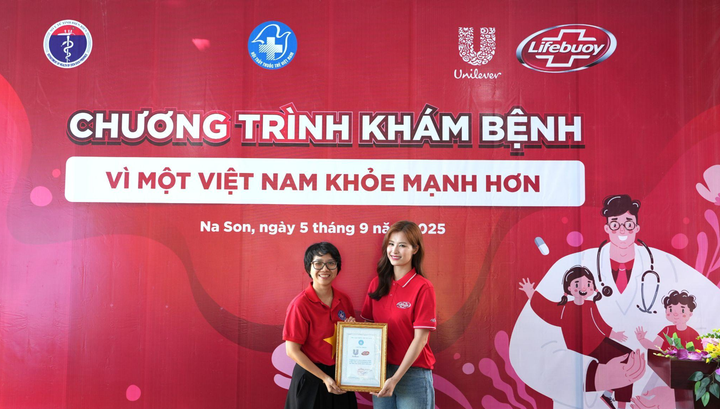 Đại diện Hội Thầy thuốc trẻ trao tặng bằng khen cho thương hiệu Lifebuoy với những đóng góp cho chương trình