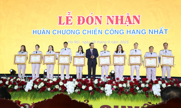 Thừa uỷ quyền, Thứ trưởng Bộ Tài chính Nguyễn Đức Chi trao Bằng khen của Thủ tướng cho các tập thể, cá nhân của Hải quan Việt Nam