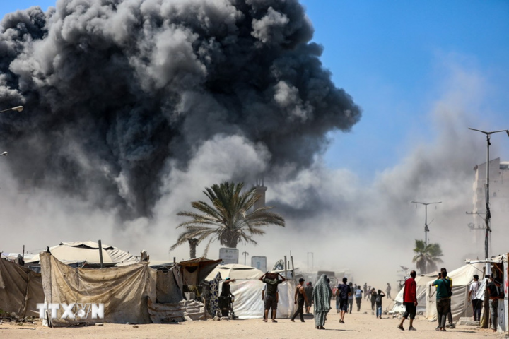 Khói bốc lên sau cuộc không kích của Israel xuống thành phố Gaza ngày 5/9/2025. (Ảnh: THX/TTXVN)