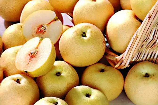 Hai quả lê bằng nhau về kích thước thì bạn nên chọn trái nặng hơn. (Ảnh: Sohu)