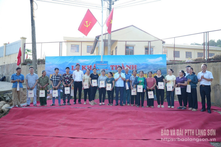 Khánh thành công trình 'Thắp sáng đường thôn biên giới' - 3