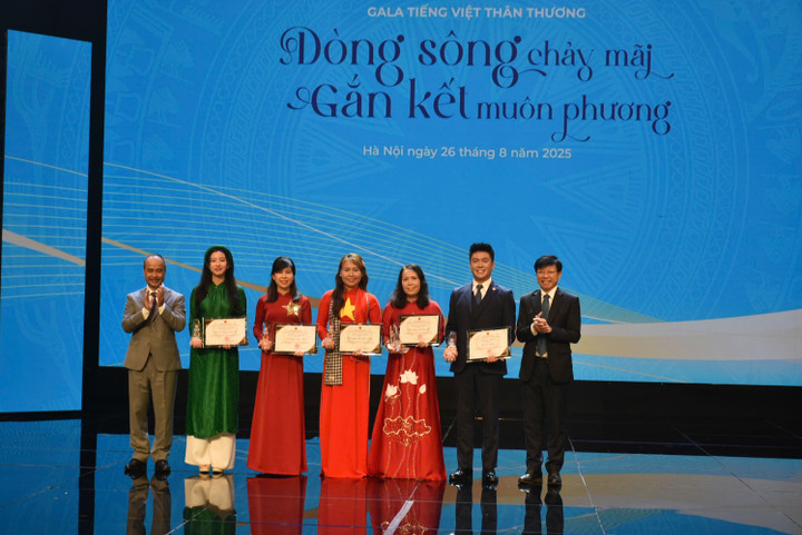 "Mạng lưới dạy tiếng Việt và văn hóa Việt toàn cầu" là một trong những dự án được tuyên dương tại lễ Vinh danh sứ giả tiếng Việt trong cộng đồng người Việt Nam ở nước ngoài năm 2025.