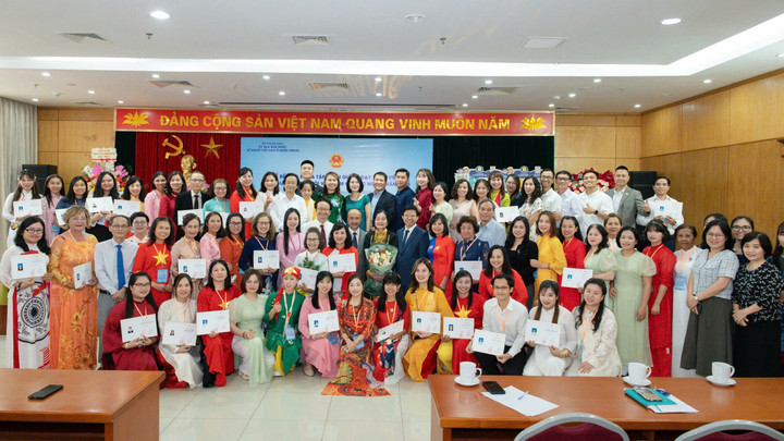 Các khóa tập huấn giảng dạy tiếng Việt cho giáo viên Kiều bào được tổ chức hàng năm tại Ủy ban nhà nước về người Việt Nam ở nước ngoài.