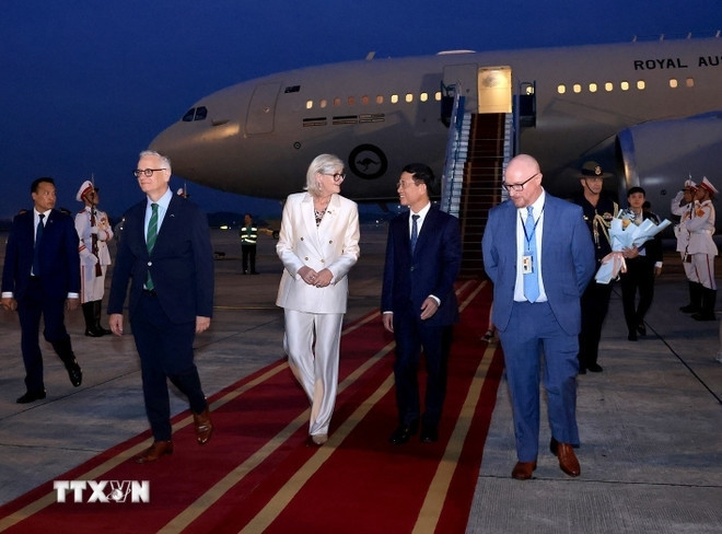 Bộ trưởng Bộ Khoa học và Công nghệ Nguyễn Mạnh Hùng đón đoàn tại sân bay quốc tế Nội Bài. (Ảnh: Tuấn Anh/TTXVN)