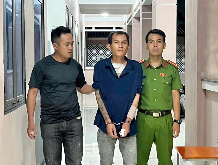 Khởi tố, bắt giam Nguyễn Văn Ty (giữa) - kẻ sát hại Thiếu tá Nguyễn Đông Cánh (Ảnh: CACC)