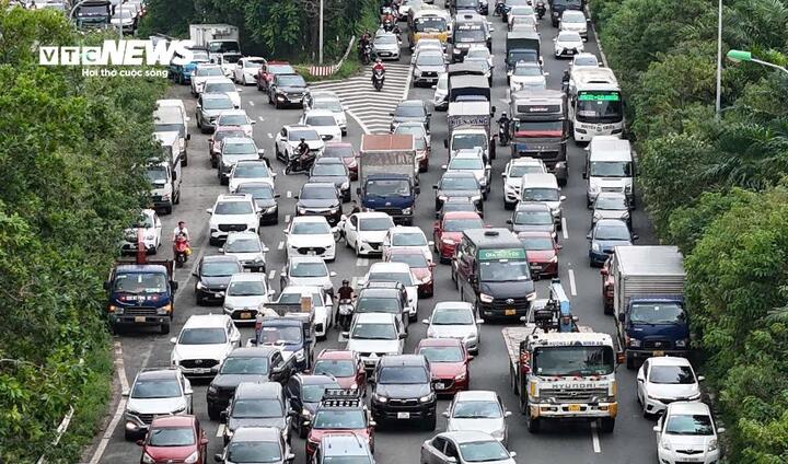 Trên Đại lộ Thăng Long, nhiều tài xế xe tải chạy chậm vẫn ưu tiên đi vào làn 1, gây ra cảnh tắc đường. (Ảnh: Trà Khánh)