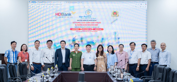 Đại diện PC06- Công an TP.HCM, HDBank, Viện Pasteur tại Lễ ra mắt và chính thức vận hành hệ thống Kiosk y tế thông minh sáng 9/9 tại Viện Pasteur.