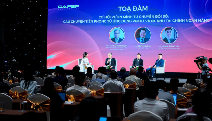 Tọa đàm “Cơ hội vươn mình từ chuyển đổi số: Câu chuyện tiên phong từ ứng dụng VNeID và ngành Tài chính Ngân hàng”.