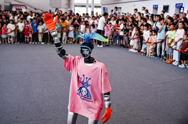 Egy humanoid robot kommunikál a látogatókkal a 2025-ös kínai intelligens ipari világkiállításon. (Forrás: Xinhua)