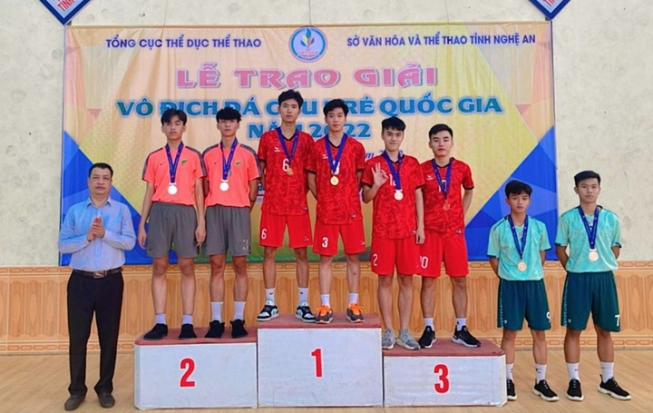 Gia Huy và đồng đội giành vô địch giải đá cầu năm 2022.