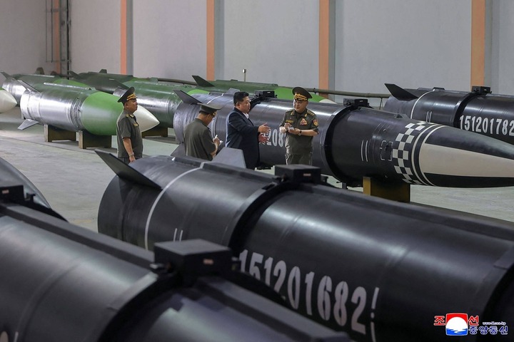 Tên lửa KN-24 tại Nhà máy Tên lửa Mới của Triều Tiên. (Ảnh: Japan Times)