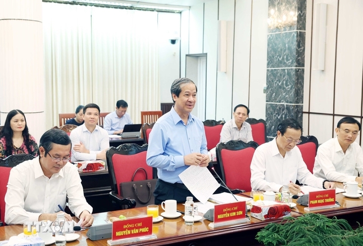 Bộ trưởng GD-ĐT Nguyễn Kim Sơn báo cáo tại cuộc làm việc. (Ảnh: TTXVN)