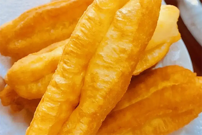 Thành phẩm quẩy chiên có màu sắc và hương vị hấp dẫn. (Ảnh: Sohu)