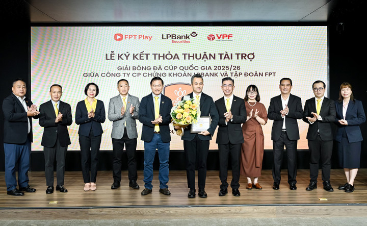 Ông Hoàng Việt Anh - Chủ tịch FPT Telecom trao hoa, Ông Trần Anh Tú - Chủ tịch VPF trao bảng danh vị cho Nhà tài trợ LPBS.