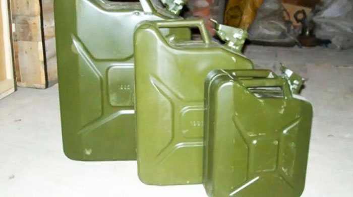 Bình nhiên liệu Jerrycan vẫn là chuẩn mực lưu trữ nhiên liệu từ chiến trường đến đời sống. (Nguồn: Finenews)