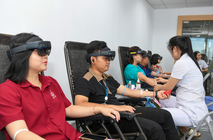 Người tham gia hiến máu trải nghiệm công nghệ thực tế ảo tích hợp do Abbott phát triển.