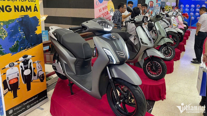 Một số dòng xe máy điện tiêu biểu của các thành viên VAMOBA trưng bày trong khuôn khổ sự kiện. (Ảnh: Hoàng Hiệp)