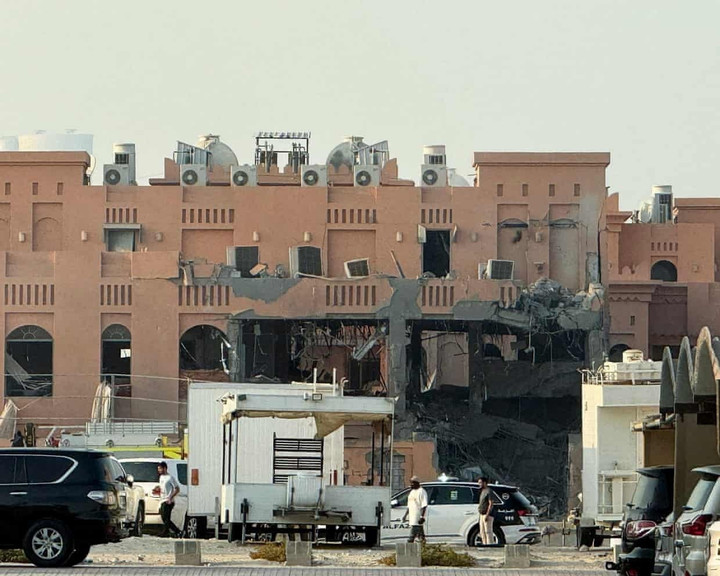 Tòa nhà hư hại sau vụ tấn công.