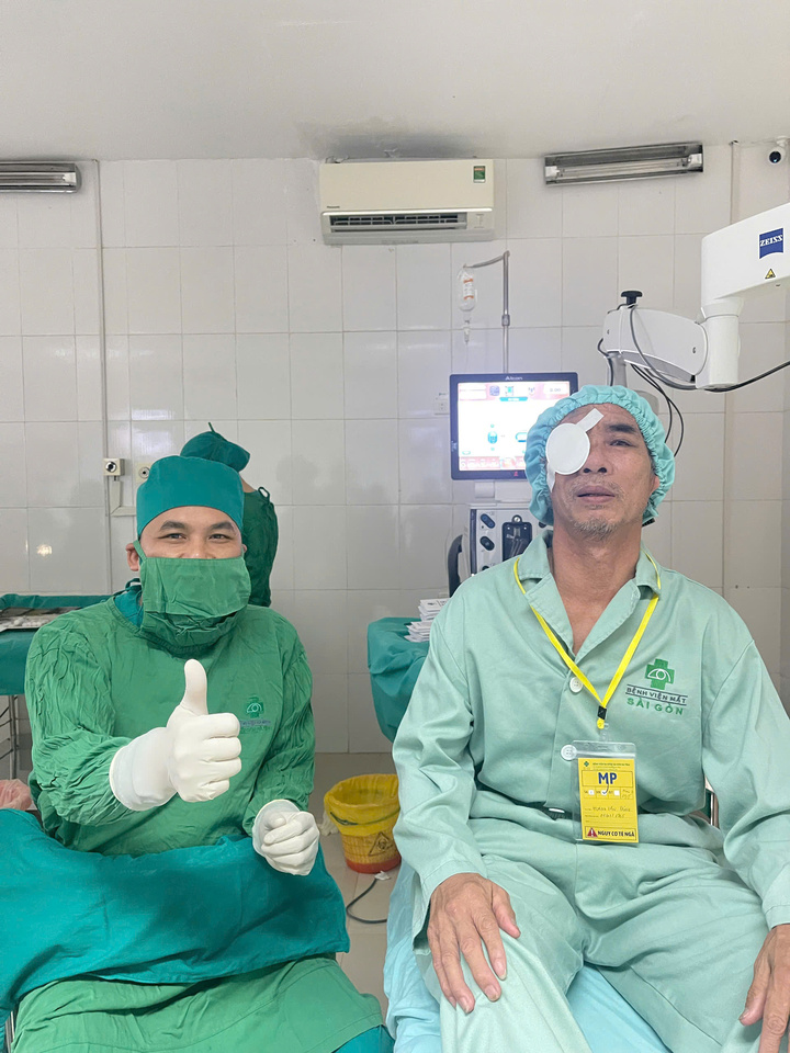 Ông Hoàng Văn Dũng và bác sĩ điều trị sau ca phẫu thuật.