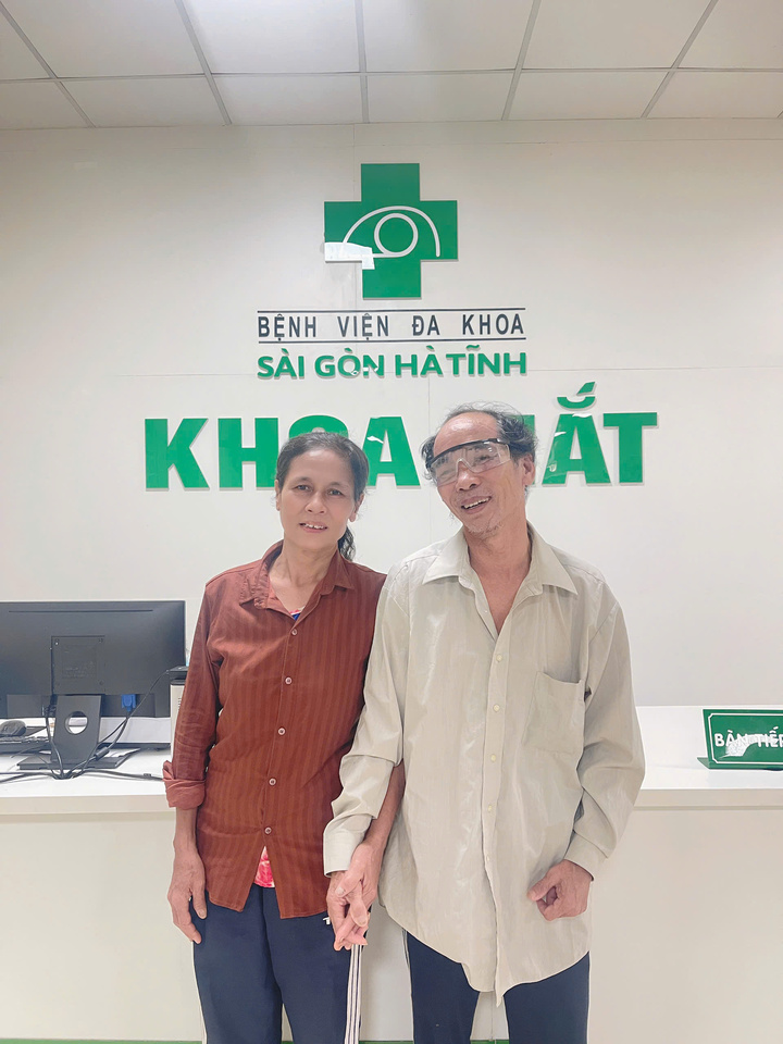 Ông Hoàng Văn Dũng và vợ vui mừng sau ca phẫu thuật thành công.