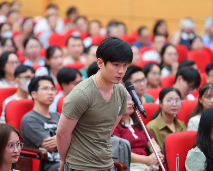 Tân bác sĩ Đinh Duy Khương (top 4 điểm cao) là một trong những cái tên nhận được nhiều sự chú ý trong buổi chọn chuyên ngành nội trú. Duy Khương gây ấn tượng với gương mặt sáng, đường nét điển trai, cộng thêm vóc dáng cao ráo, vạm vỡ. Tân bác sĩ lựa chọn chuyên ngành Phẫu thuật tạo hình.
