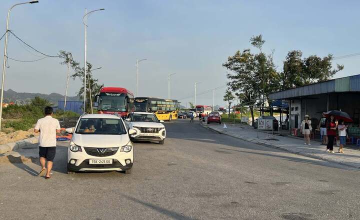 Hàng loạt phương tiện, du khách bị từ chối qua phà từ Cát Bà về đất liền, ngày 7/9. (Ảnh: CTV)