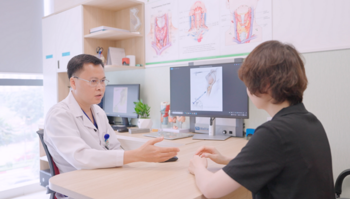 Chị M. được bác sĩ Quang tư vấn kỹ lưỡng phương án điều trị.