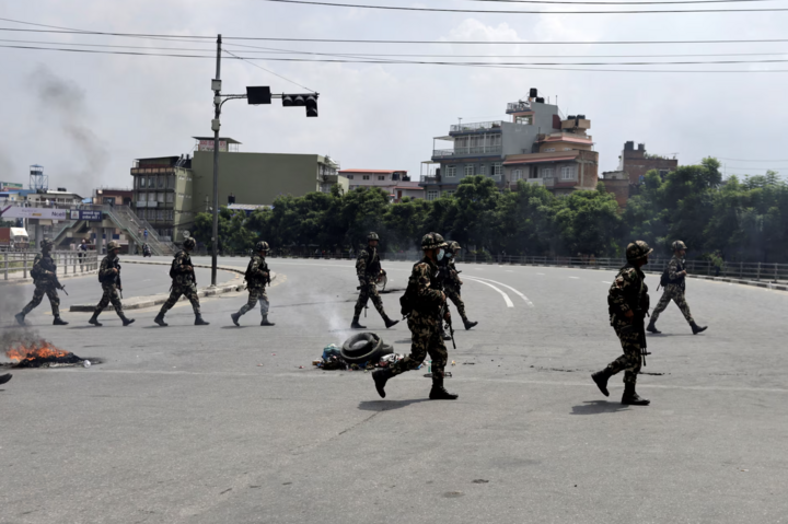 Lực lượng an ninh được triển khai tại nhiều thành phố lớn của Nepal. (Ảnh: Reuters)