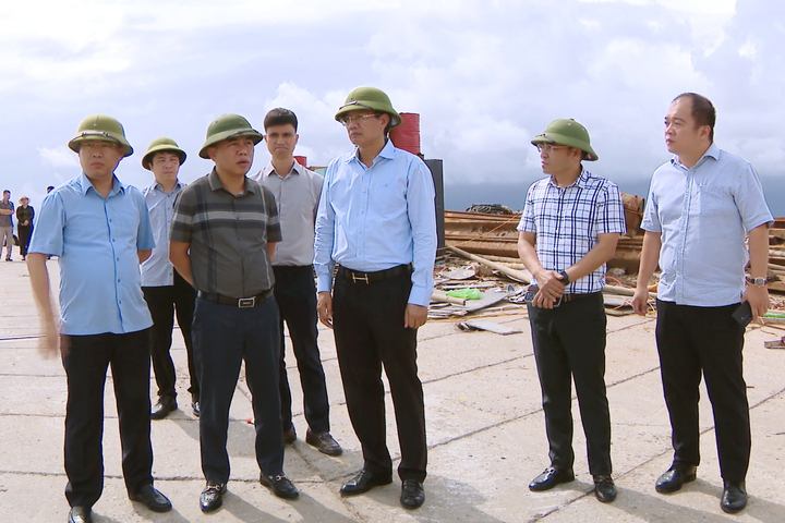 Phó Chủ tịch Thường trực UBND TP Hải Phòng Lê Anh Quân kiểm tra tình hình vận hành bến phà Đồng Bài - Cái Viềng.