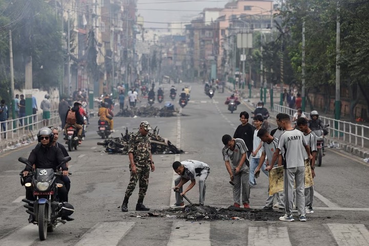 Binh sĩ Nepal dọn dẹp đống đổ nát trên một con đường gần khu phức hợp văn phòng Singha Durbar sau các cuộc biểu tình tại thủ đô Kathmandu, Nepal, ngày 10/9/2025. (Ảnh: Reuters)