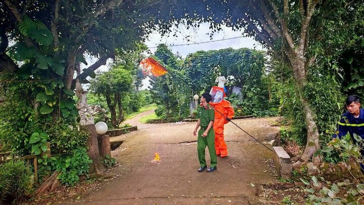 Phòng Cảnh sát Phòng cháy chữa cháy và Cứu hộ cứu nạn, Công an tỉnh Gia Lai phá bỏ tổ ong vò vẽ. (Ảnh: Công an phường Ayun Pa, tỉnh Gia Lai)