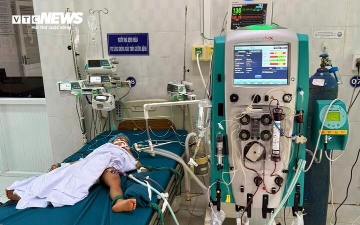Cháu bé bị ong đốt đang được điều trị tích cực tại Bệnh viện Nhi tỉnh Gia Lai.