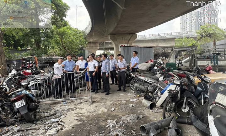 Thứ trưởng Lê Anh Tuấn và các đơn vị chuyên môn của Bộ Xây dựng kiểm tra hiện trạng cầu Vĩnh Tuy, sáng 9/9.