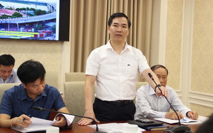 Phó giám đốc Sở Xây dựng Hà Nội Trần Hữu Bảo báo cáo tại cuộc họp.