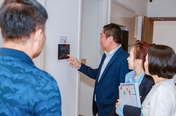 Khách hàng trải nghiệm hệ thống smarthome tại căn hộ mẫu The Aspira.