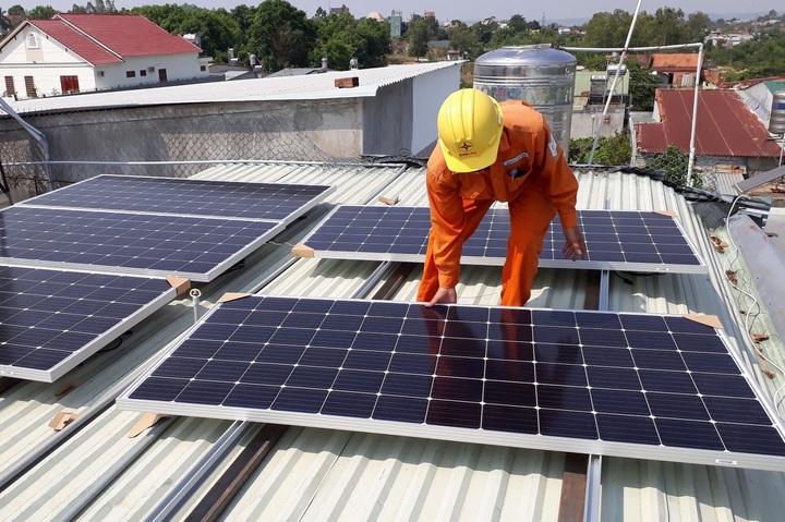Tổ chức, cá nhân lắp điện mặt trời mái nhà tự dùng nhưng không đăng ký với cơ quan quản lý sẽ bị xử phạt vi phạm hành chính trong lĩnh vực điện lực. (Ảnh: EVN).