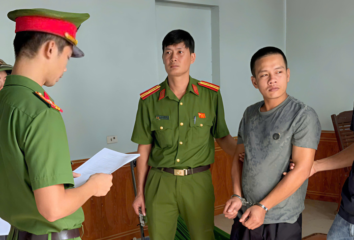 Lực lượng chức năng tống đạt quyết định bắt tạm giam Lăng Văn Duyệt.