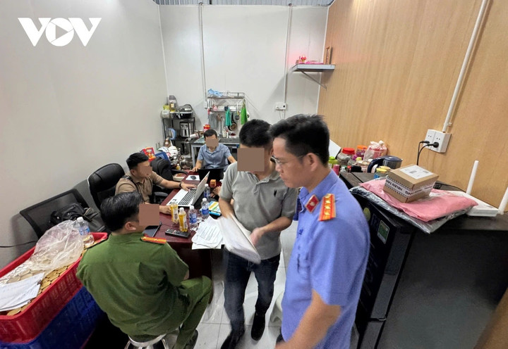 Cơ quan chức năng tiến hành khám xét xưởng sản xuất yến chưng giả tại Công ty TNHH Vannest (địa chỉ tại Khu dân cư và chợ Điện Dương, phường Điện Bàn Đông, thành phố Đà Nẵng)