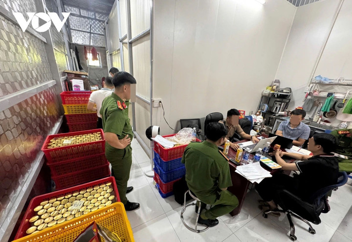 Khám xét xưởng sản xuất yến chưng giả tại Công ty TNHH Vannest