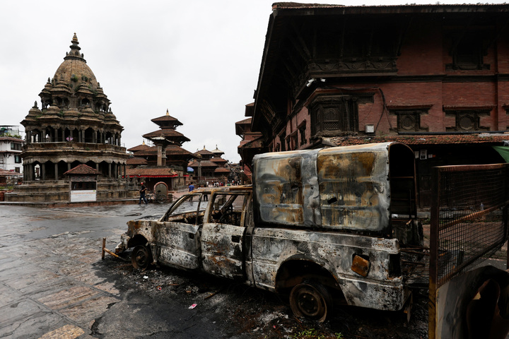 Một chiếc xe bị đốt cháy tại Quảng trường Patan Durbar sau cuộc biểu tình Nepal. (Ảnh: Reuters)